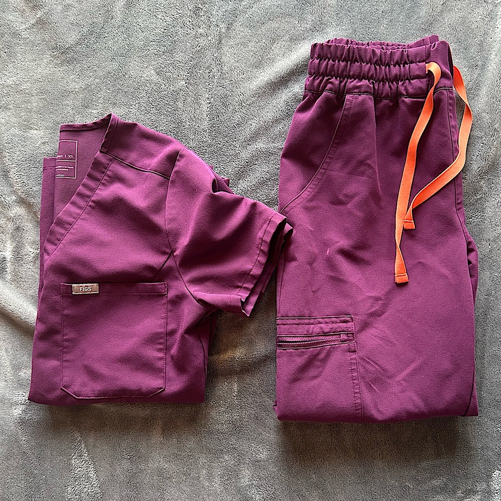 FIGS petite scrub set- Deep Purple XS Catarina Slim Top, XS Petite Uman Joggers
